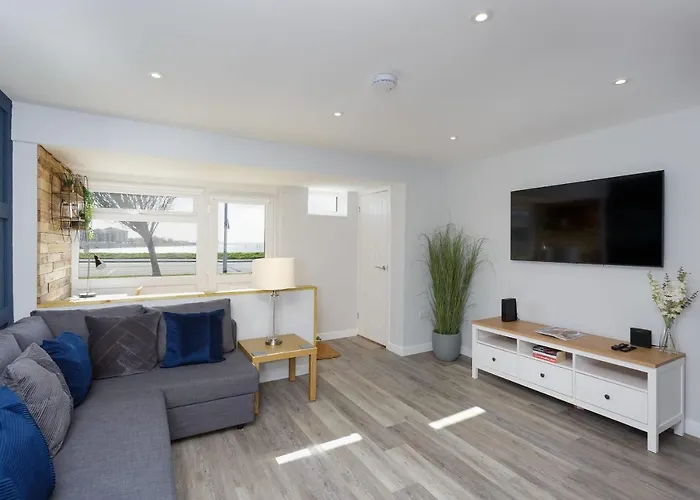 Castle View - Port Solent Stunning Waterfront House